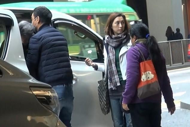 刘青云抱妈妈下车还帮爸爸绑安全带，郭蔼明在旁露出幸福甜笑