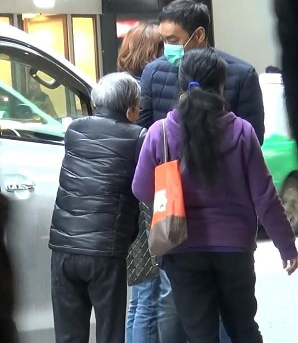 刘青云抱妈妈下车还帮爸爸绑安全带，郭蔼明在旁露出幸福甜笑