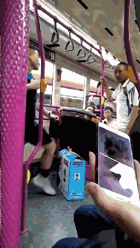 全网震怒！新加坡小伙儿欺人太甚，巴士上辱骂、殴打中国老人！（视频） - 3