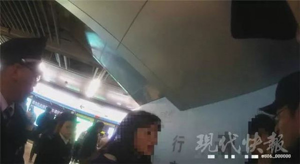 恶心！南京地铁内色狼猥亵年轻女子，衣服上留下“铁证” - 1