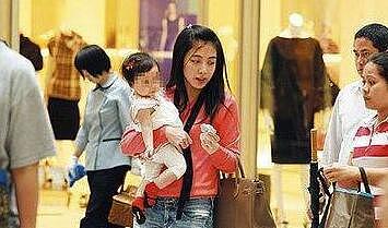 香港第一女富豪！14年忍辱没名分 今上位成功获百亿家产（组图） - 12