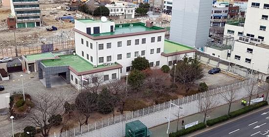 日本驻韩釜山领事馆内发现上吊男尸 已死亡17天 - 1