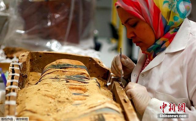 考古专家修复埃及法老宝藏 精美文物巧夺天工