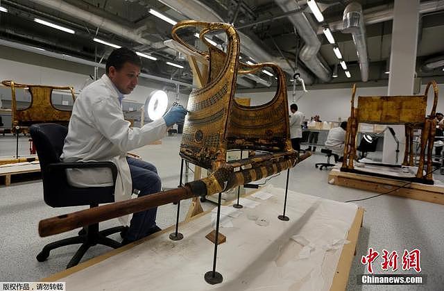 考古专家修复埃及法老宝藏 精美文物巧夺天工