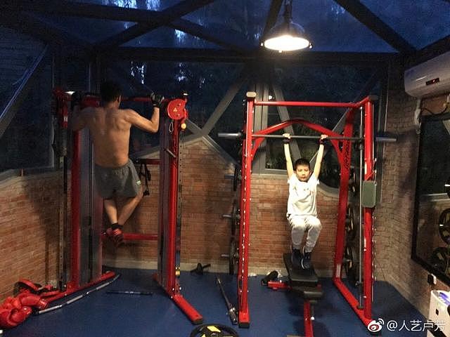 胡军儿子康康去迪拜参加体能训练营，网友：男人味十足！