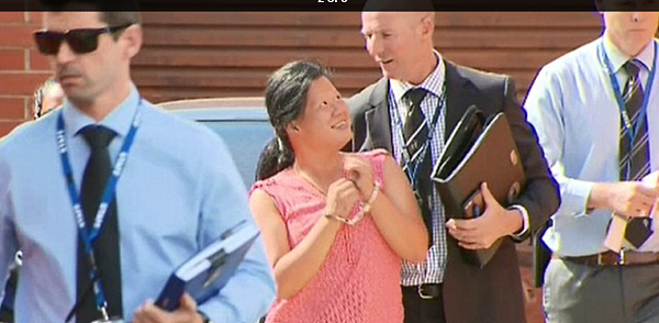 亚裔女子被指在澳洲街头袭击7旬老妇！嫌犯戴上手铐后竟面露喜色（视频） - 2