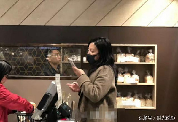 网友香港偶遇赵薇独自买面包，素颜现身，粉丝直呼瘦了很多 - 2