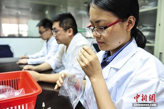 中国聘闻臭师探测工厂臭气 英媒：哪里有臭去哪里