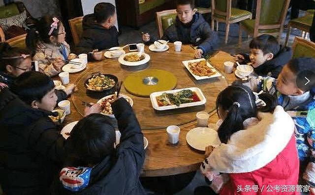 小学生期末聚会，数学女学霸敬“酒”，众人拜服！