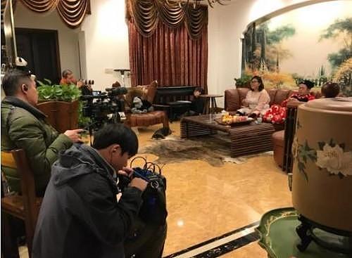 杜海涛送妈妈高级别墅，仅仅客厅一张地毯三百万，网友：果然是隐形富豪