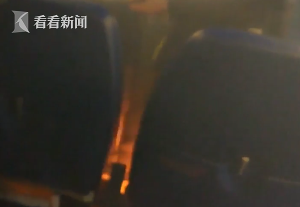 俄罗斯一飞机客舱冒烟有火光，瞬间浓烟弥漫，系中国乘客充电宝起火 - 1
