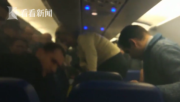 俄罗斯一飞机客舱冒烟有火光，瞬间浓烟弥漫，系中国乘客充电宝起火 - 3