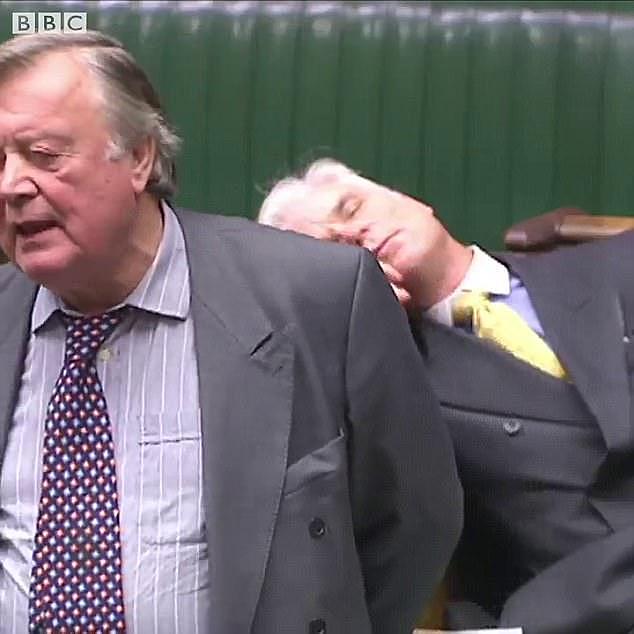 英国保守党议员在议会上呼呼大睡，睡醒后依然怼得演讲者哑口无言