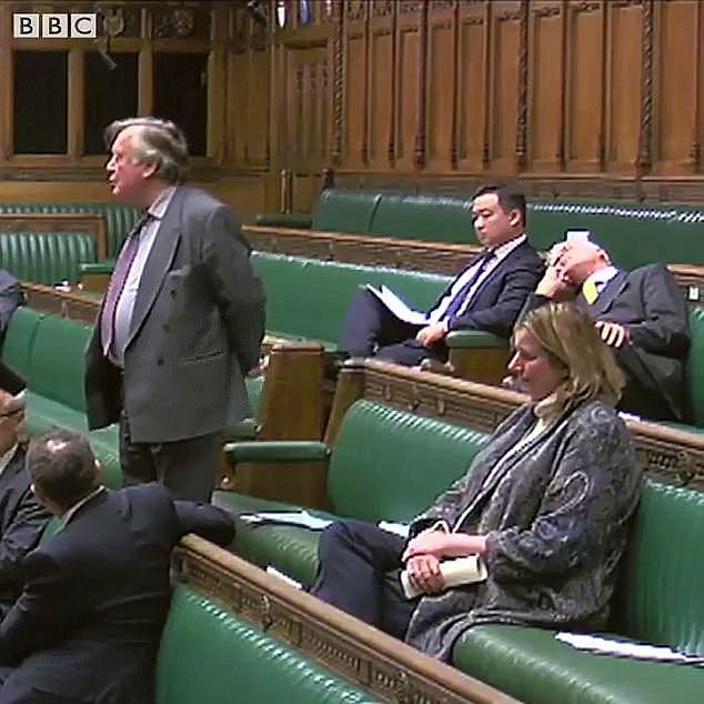 英国保守党议员在议会上呼呼大睡，睡醒后依然怼得演讲者哑口无言