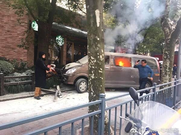 上海一着火面包车冲上人行道致18人受伤！警方认定为交通肇事 司机被控制（组图） - 2