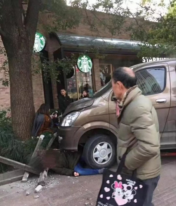 上海一着火面包车冲上人行道致18人受伤！警方认定为交通肇事 司机被控制（组图） - 1