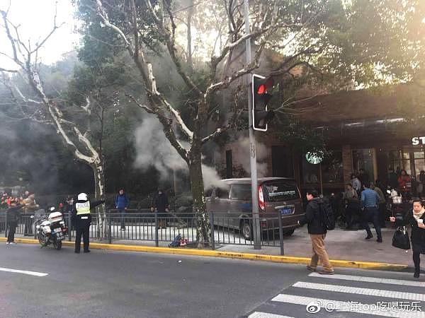 上海一着火面包车冲上人行道致18人受伤！警方认定为交通肇事 司机被控制（组图） - 4