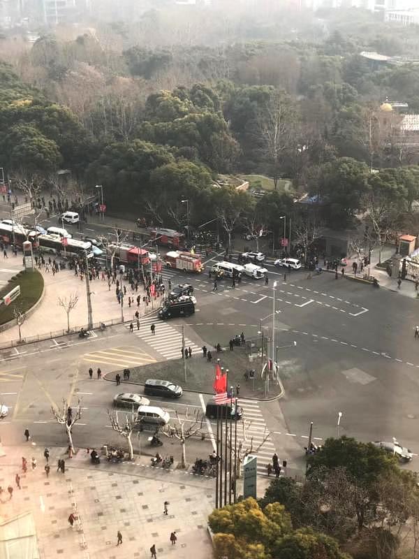 上海一着火面包车冲上人行道致18人受伤！警方认定为交通肇事 司机被控制（组图） - 3