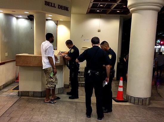 夏威夷4名警察被控强迫男子喝尿 FBI介入调查(图) - 1