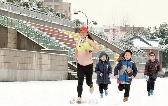 二胎妈妈怀孕8个月雪地裸肚跑步成网红 有人质疑