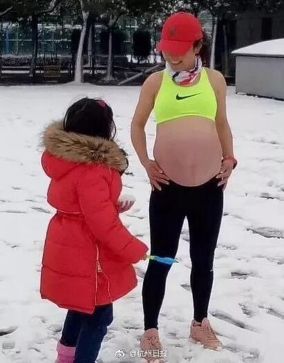 二胎妈妈怀孕8个月雪地裸肚跑步成网红 有人质疑
