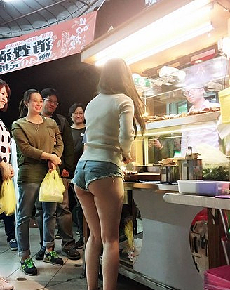 台湾网红美女被卤肉摊邀请当“一日店长”：穿着性感 好身材引群众围观（组图） - 2