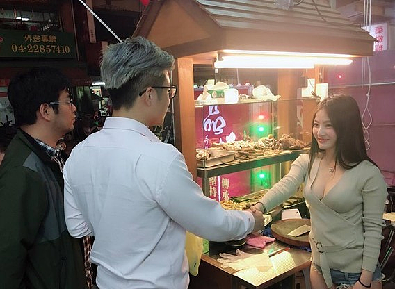 台湾网红美女被卤肉摊邀请当“一日店长”：穿着性感 好身材引群众围观（组图） - 4