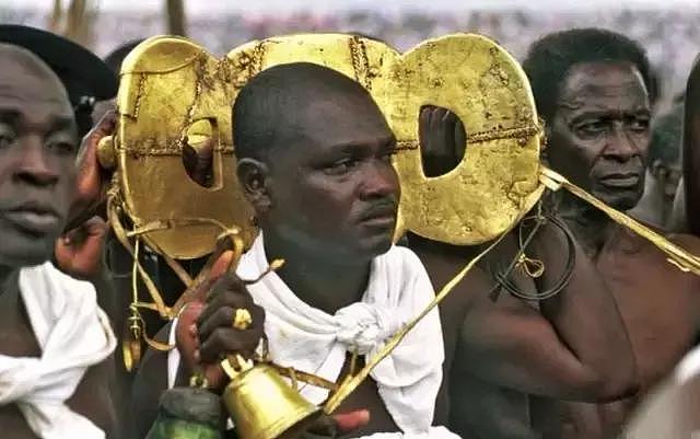非洲土豪真实生活：每天戴20斤金首饰，穿金拖鞋，头扣金锅