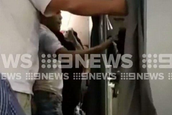 推搡空姐+辱骂乘客！悉尼女大闹客机被拍 澳航捷星将其拉入“黑名单”（视频） - 1
