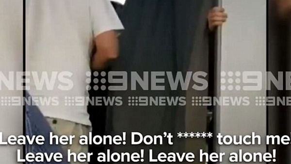 推搡空姐+辱骂乘客！悉尼女大闹客机被拍 澳航捷星将其拉入“黑名单”（视频） - 4