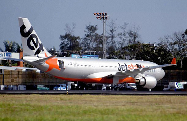 推搡空姐+辱骂乘客！悉尼女大闹客机被拍 澳航捷星将其拉入“黑名单”（视频） - 5