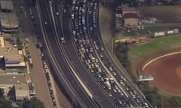 悉尼M4今晨发生追尾事故 事发地点出现大规模拥堵 车龙长达12公里（图） - 2