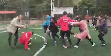 恶相环生！青少年足球赛发生群殴，女家长飞身踹教练！