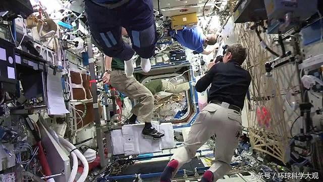 美国宇航员饮用回收尿液，还把俄罗斯人的借来用，俄宇航员：不喝