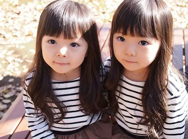 这对日本双胞胎小姐妹，复制粘贴的脸蛋和打扮，直接萌倒无数网友... - 1