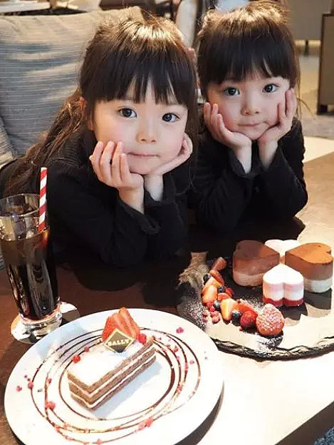 这对日本双胞胎小姐妹，复制粘贴的脸蛋和打扮，直接萌倒无数网友... - 3