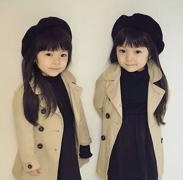 这对日本双胞胎小姐妹，复制粘贴的脸蛋和打扮，直接萌倒无数网友... - 5
