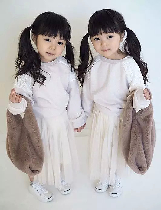 这对日本双胞胎小姐妹，复制粘贴的脸蛋和打扮，直接萌倒无数网友... - 8
