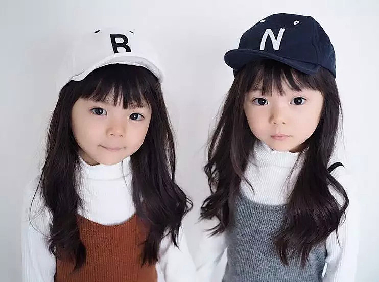这对日本双胞胎小姐妹，复制粘贴的脸蛋和打扮，直接萌倒无数网友... - 15