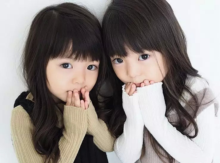 这对日本双胞胎小姐妹，复制粘贴的脸蛋和打扮，直接萌倒无数网友... - 16