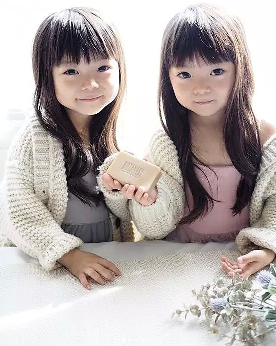 这对日本双胞胎小姐妹，复制粘贴的脸蛋和打扮，直接萌倒无数网友... - 20