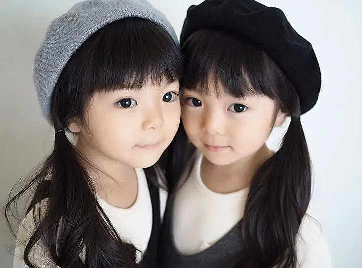 这对日本双胞胎小姐妹，复制粘贴的脸蛋和打扮，直接萌倒无数网友... - 21