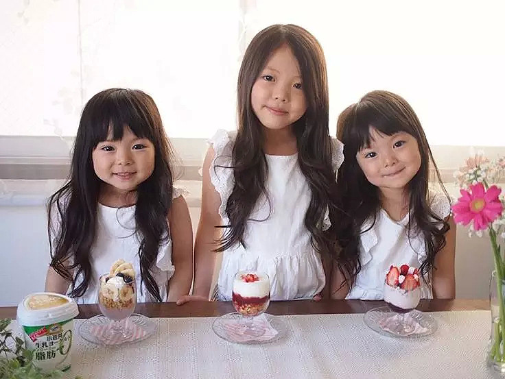 这对日本双胞胎小姐妹，复制粘贴的脸蛋和打扮，直接萌倒无数网友... - 25
