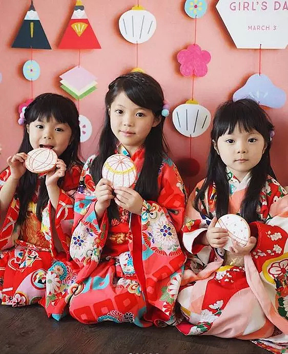 这对日本双胞胎小姐妹，复制粘贴的脸蛋和打扮，直接萌倒无数网友... - 30