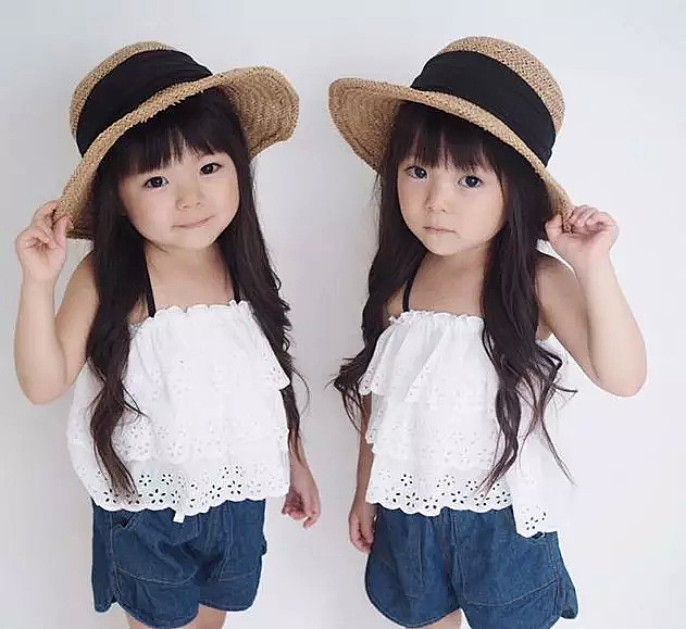 这对日本双胞胎小姐妹，复制粘贴的脸蛋和打扮，直接萌倒无数网友... - 31