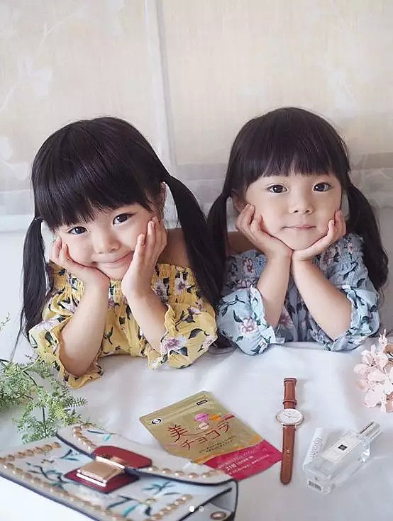 这对日本双胞胎小姐妹，复制粘贴的脸蛋和打扮，直接萌倒无数网友... - 33
