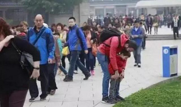 别光说中国游客素质差了，看看外国游客在中国做的这些事 - 1