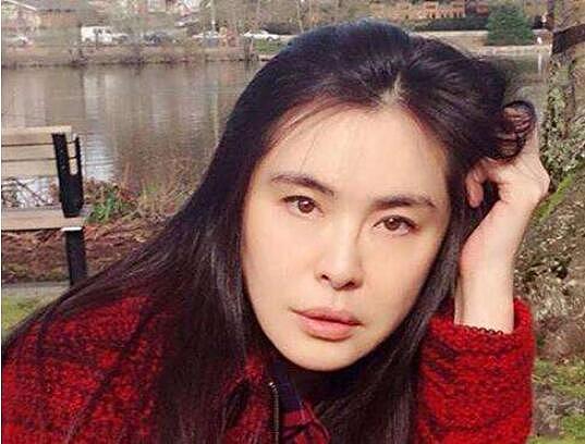 刘晓庆的脸终于崩了，网友：一点都不像她，肿得像馒头！ - 11