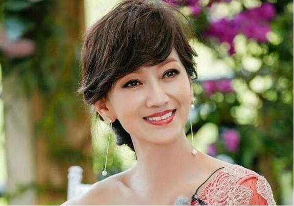 刘晓庆的脸终于崩了，网友：一点都不像她，肿得像馒头！ - 12