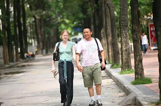 美国哈佛女孩远嫁中国邮政保安，没车没房，却恩爱如初 - 1